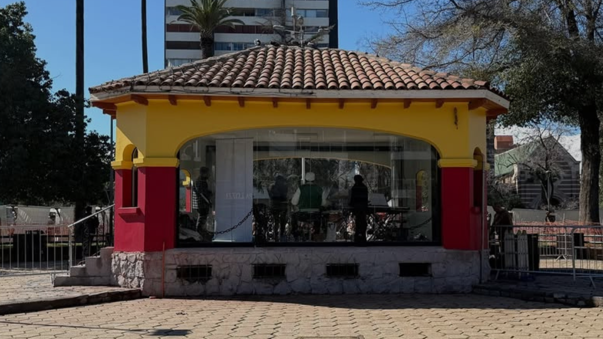 Toda la polémica en torno a la pérgola de Plaza Ñuñoa: grafiteros hicieron de las suyas