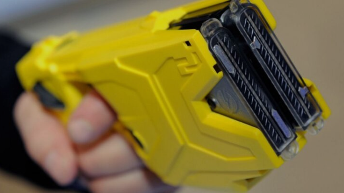 Tras recibir la autorización del Gobierno: en qué casos Carabineros podrá usar las pistolas tipo taser