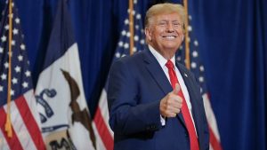 Trump una vez más contra la libertad de prensa: amenaza con revocar permisos a NBC y ABC por 