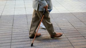 Más del 70% de los chilenos asume gastos de un adulto mayor de su familia