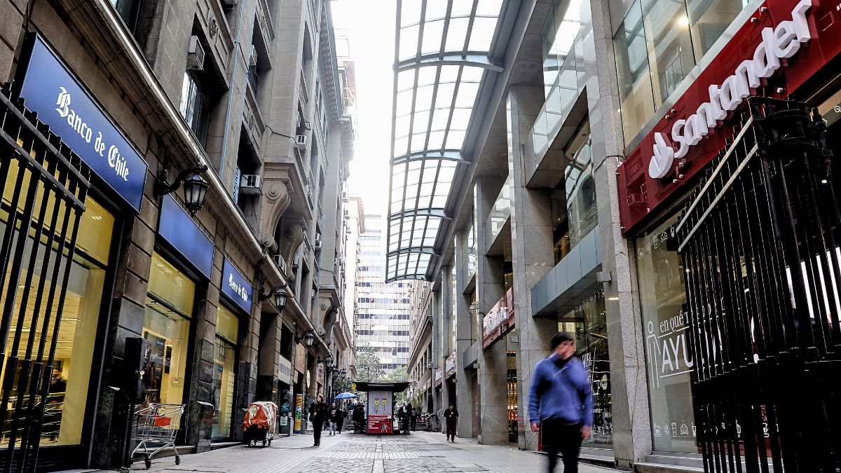 36 meses a la baja: créditos bancarios no logran recuperar dinamismo y caen 2%