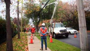 Empresas eléctricas se preparan ante la llegada de la lluvia y nieve a Santiago: revisa las medidas