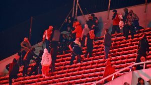 VIDEOS - Seis brutales registros que dejaron los hechos de violencia entre hinchas de Independiente y la U
