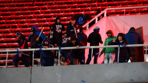 Fiscalía desmiente presunto abuso de hinchas de la U a trabajadora de Independiente y manifiesta molestia contra el club de Avellaneda