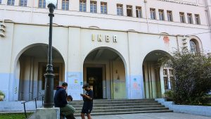 La información que se conoce del detenido por rociar bencina a profesor del INBA