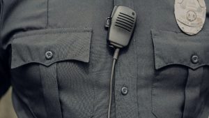 Desde acompañar a los hijos a jugar fútbol a cuidar gerentes: radiografía a la seguridad privada en Chile