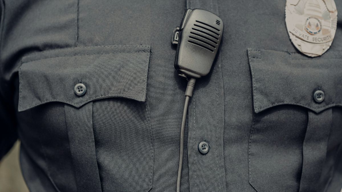 Desde acompañar a los hijos a jugar fútbol a cuidar gerentes: radiografía a la seguridad privada en Chile