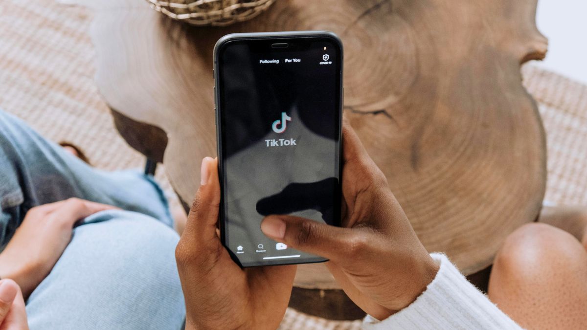 TikTok lanza función para notificar a padres cuando adolescentes publican contenido visible al público