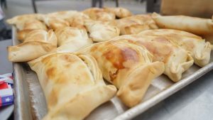 Dónde están y cuánto cuestan las 10 mejores empanadas de pino en la RM