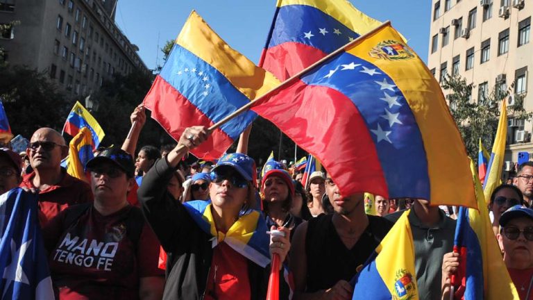 Maduro militariza a la población: inicia preparación civil para el manejo de armas