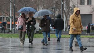 Vuelven las lluvias a Santiago: revisa a qué hora  comenzarán las precipitaciones en la capital