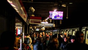 FOTOS + VIDEO - Cierre de estaciones y lenta frecuencia: las causas de los problemas en el Metro de Santiago que generaron caos vial