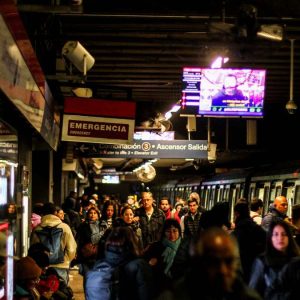 FOTOS + VIDEO - Cierre de estaciones y lenta frecuencia: las causas de los problemas en el Metro de Santiago que generaron caos vial