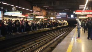 Por persona en la vía: las estaciones que Metro de Santiago tuvo que cerrar en la Línea 1