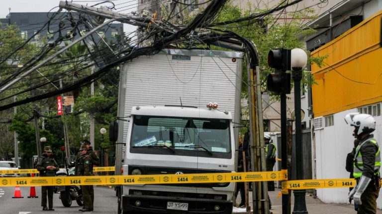 Camión arrastró cables de un poste en Providencia: revisa los cortes de tránsito