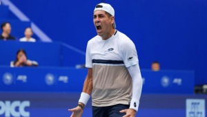 Alejandro Tabilo da el batacazo y se corona campeón del ATP de Chengdú en una dramática final