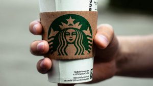 Crisis en Starbucks: recortó empleos y cerrará 434 tiendas en reestructuración de USD 1.000 millones