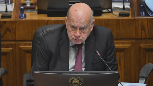 Senador José Miguel Insulza es operado de urgencia tras sufrir dolencias al corazón