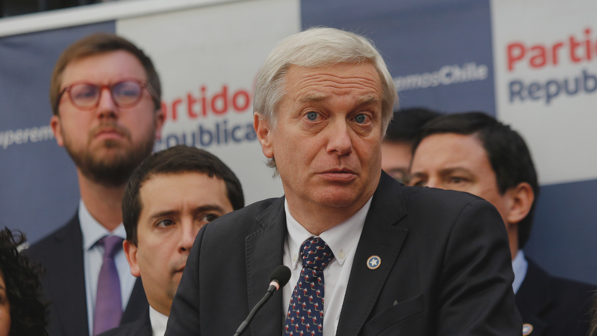 Kast responde a críticas de esposo de Matthei por 