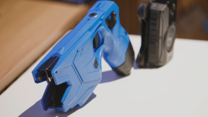 Diferencias de más $8 millones: el llamado a comprar pistolas eléctricas coreanas por sobre taser