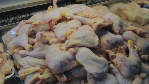 Importación de carne de pollo cae 51%, aunque aseguran que no debería afectar el precio
