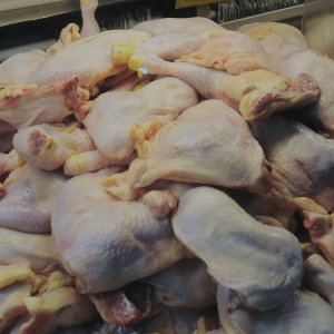 Importación de carne de pollo cae 51%, aunque aseguran que no debería afectar el precio