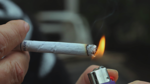 De cuánto es la multa que deberás pagar en Ñuñoa si botas un chicle o cigarro al suelo