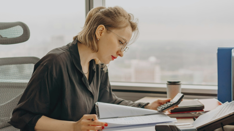 Encuesta Mujeres Contadoras: 43% son trabajadoras independientes y ganan menos de lo que deberían