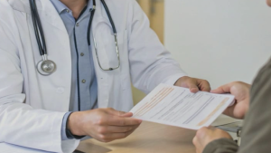 Contraloría: 10 mil funcionarios públicos regionales viajaron al extranjero con licencias médicas