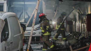 Cerro Navia: alcalde acusa eventual atentado explosivo tras incendio en municipalidad