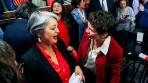 Agridulce reaparición de Tohá, banderazos y ataques al Gobierno: candidatos lanzan sus campañas a dos meses de la elección 