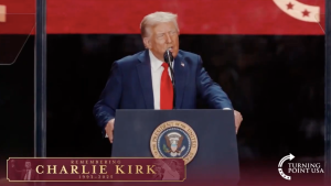 Trump aprovecha funeral de Charlie Kirk para arremeter contra “enemigos políticos” e intensifica llamados a persecución