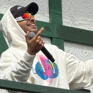 VIDEOS - Sin permiso municipal: Feid genera multitudinario público en Providencia con sorpresiva aparición