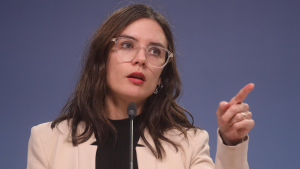 Ministra Vallejo reafirma cuestionamientos contra Kast y lo emplaza por red de bots y pensiones