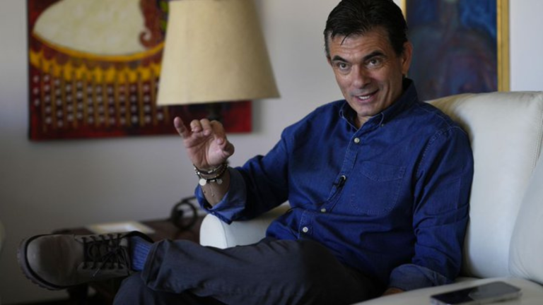 Candidato presidencial quiere legalizar los autos de contrabando en Bolivia