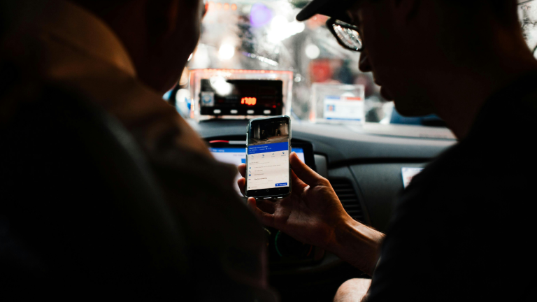 Grabación de audio, botón de pánico y monitoreo en tiempo real: cómo opera la seguridad en apps de transporte