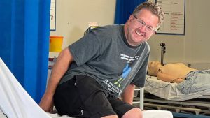 El caso del cirujano británico condenado por defraudar a aseguradoras tras haberse amputado sus piernas