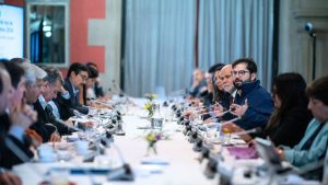 Por qué el FRVS se ausentó del cónclave oficialista en Cerro Castillo encabezado por el presidente Boric