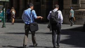 Los factores que explican el descenso del desempleo en Chile en el trimestre junio-agosto 2025