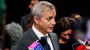 Encuesta Black & White: Kast encabeza la carrera presidencial tras fuerte descenso de Jara