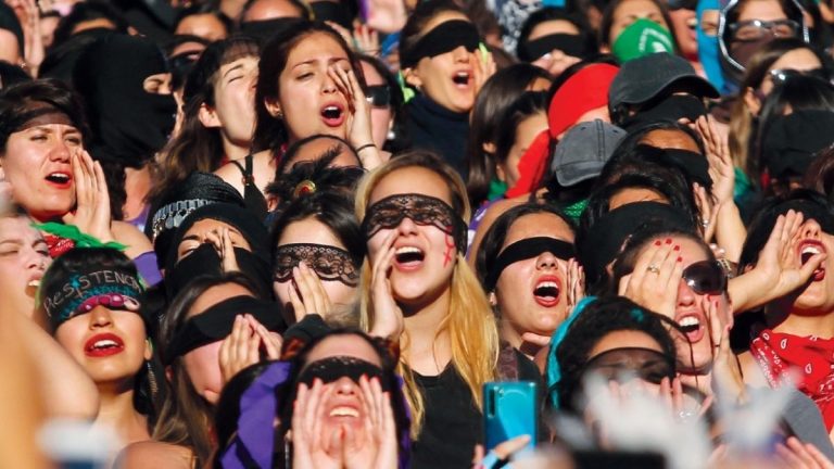 La Ola: baile, miedo, canto y silencio