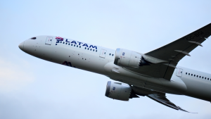 LATAM Airlines compromete compra de aviones por hasta US$2.100 con empresa clave para gobierno de Lula en Brasil