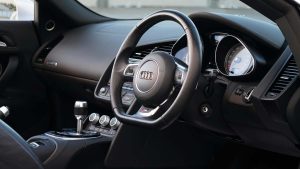 Rematan vehículos de lujo  incautados en carreras clandestinas