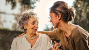 Casi 400 mil adultos mayores fueron beneficiados con el alza la PGU en septiembre: revisa dónde postular y cuáles son los requisitos