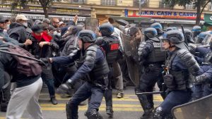 Bloqueos y enfrentamientos en protestas: el ajuste económico que mantiene en vilo a Francia