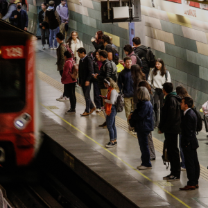 Suicidios en Metro de Santiago: la otra cara del drama que cargan los trabajadores y el protocolo que se activa tras un 