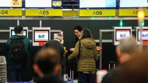 Gremios aéreos reaccionan a posible alza en las tasas de embarque: 