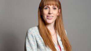 Crisis en el Reino Unido: el escándalo que provocó la renuncia de la viceprimera ministra y número dos del Partido Laborista