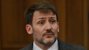 Error en cuentas de la luz: Pardow descarta renuncia y evita referirse a su responsabilidad política