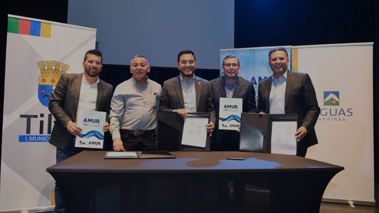Aguas Andinas y la AMUR firman convenio de colaboración para fortalecer el abastecimiento de agua potable en zonas rurales de la RM